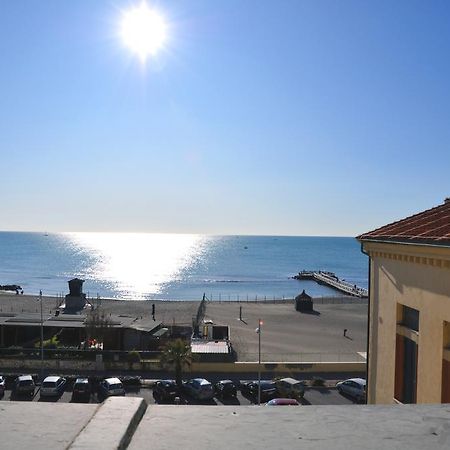 Litus Roma Hostel Lido di Ostia Exterior photo View of the sea from the town hall
