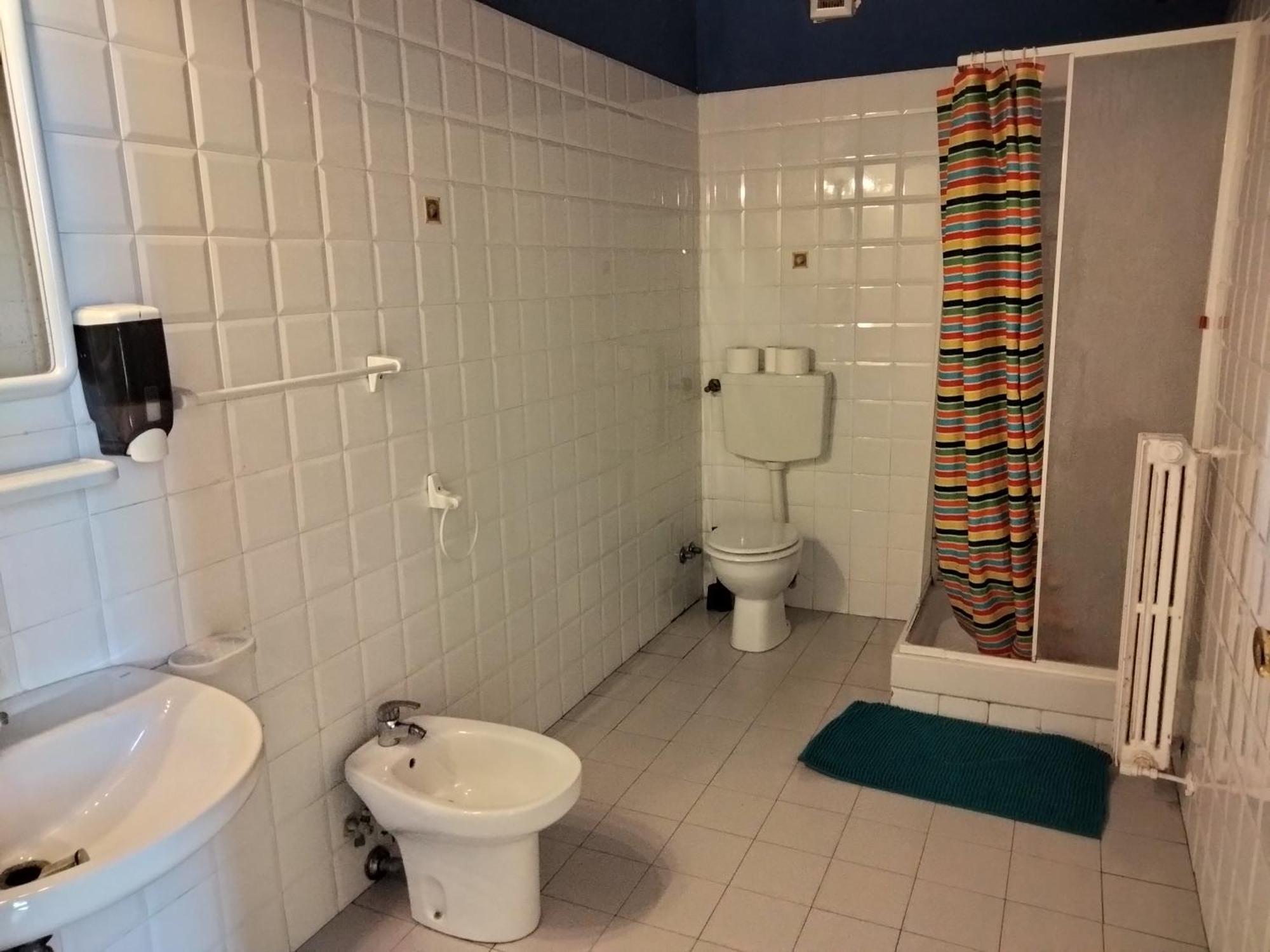 Litus Roma Hostel Lido di Ostia Exterior photo Bathroom with shower enclosure