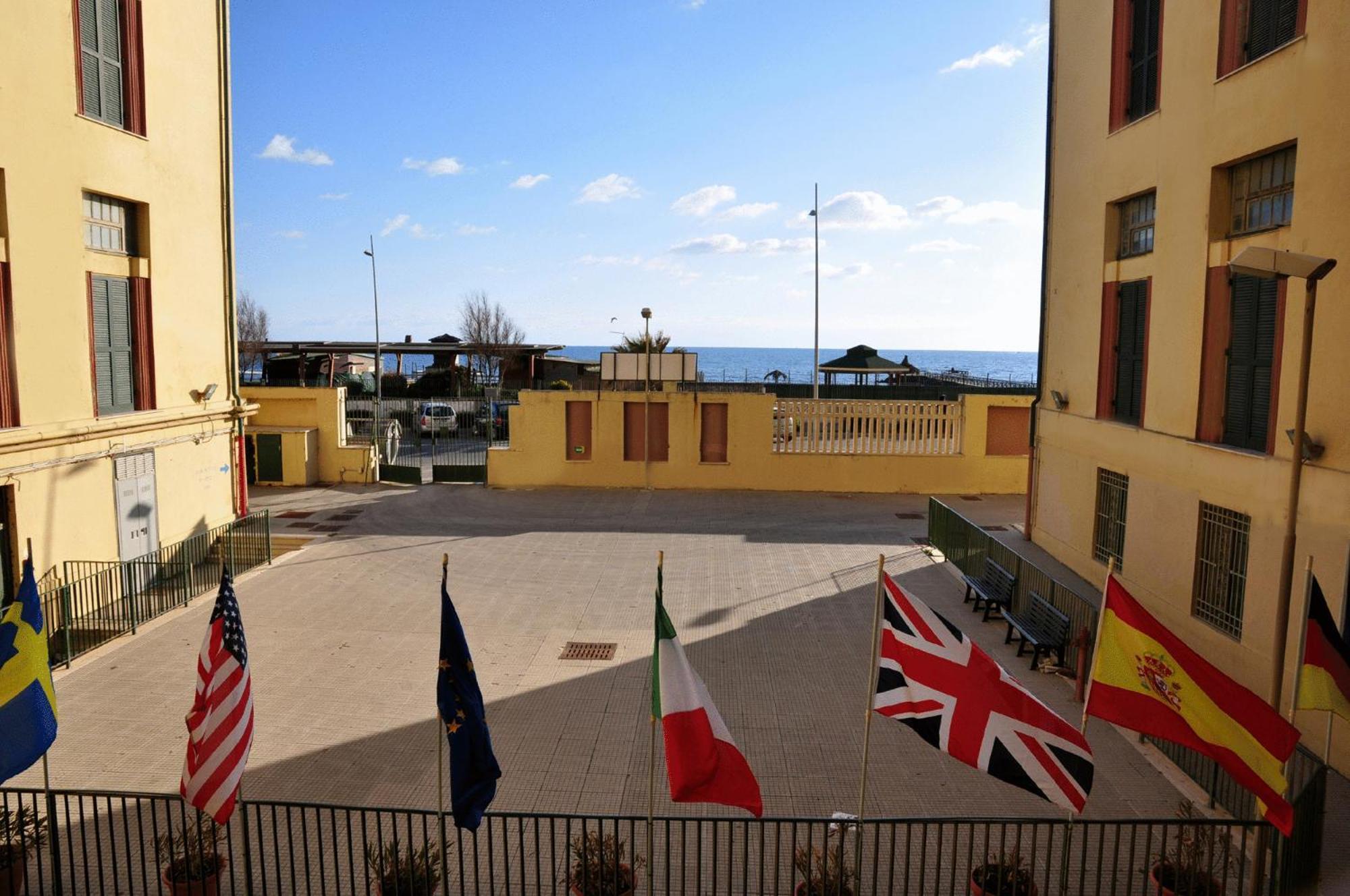 Litus Roma Hostel Lido di Ostia Exterior photo The courtyard of the International School of Rome